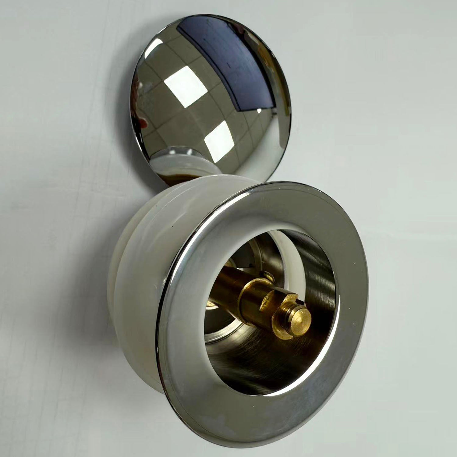 Chrome bathtub pop-up drain