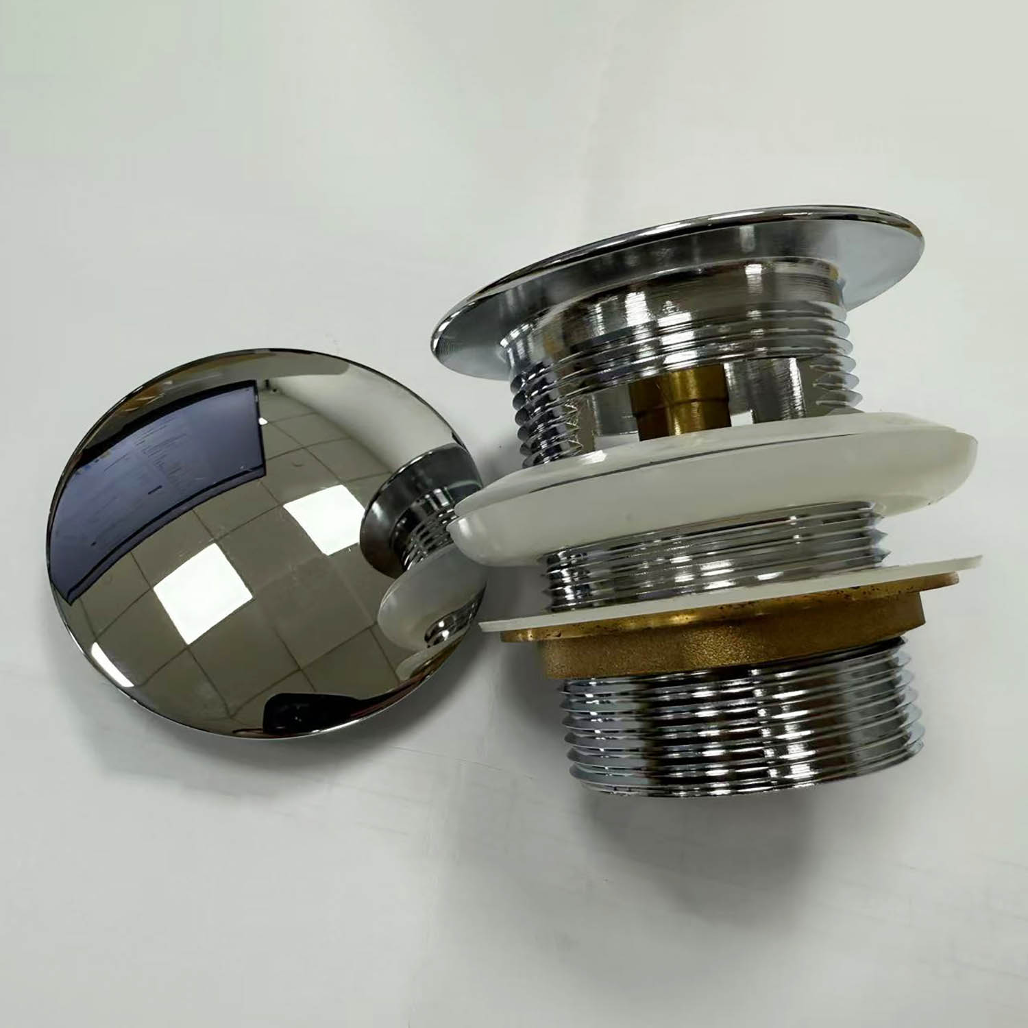 Chrome bathtub pop-up drain