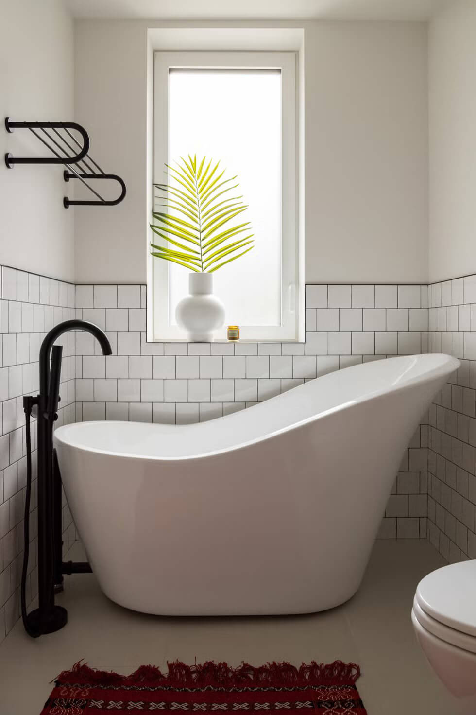 Arrange a Slipper Bathtub in a Compact Bathroom Space