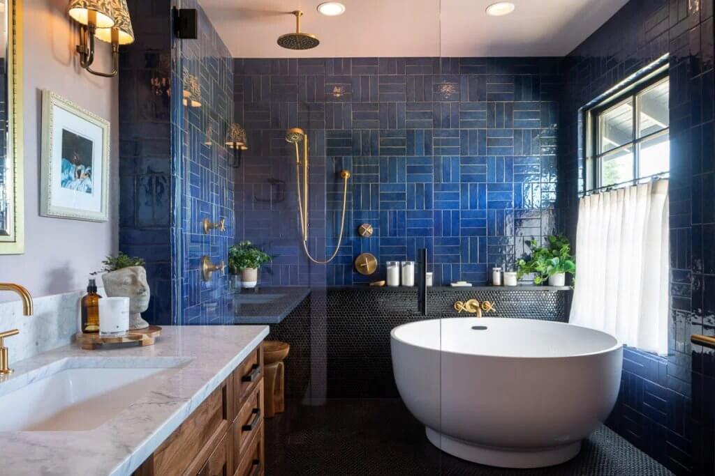 Modern soaking tub completes contemporary decor