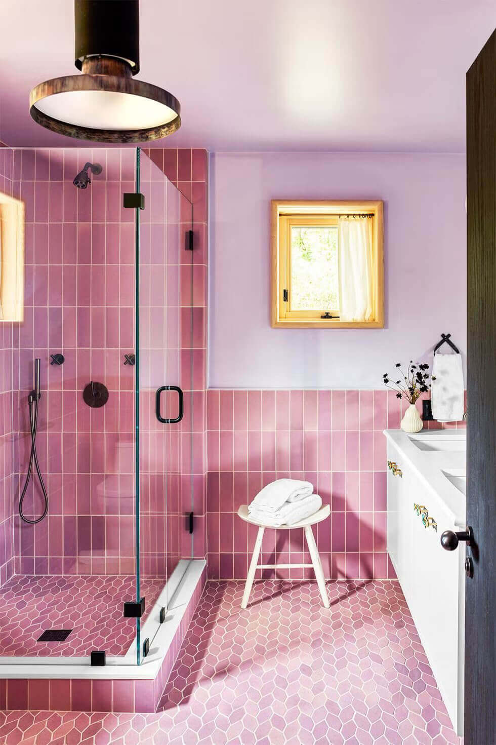 Pink tiles to decorate your tiny bathroom
