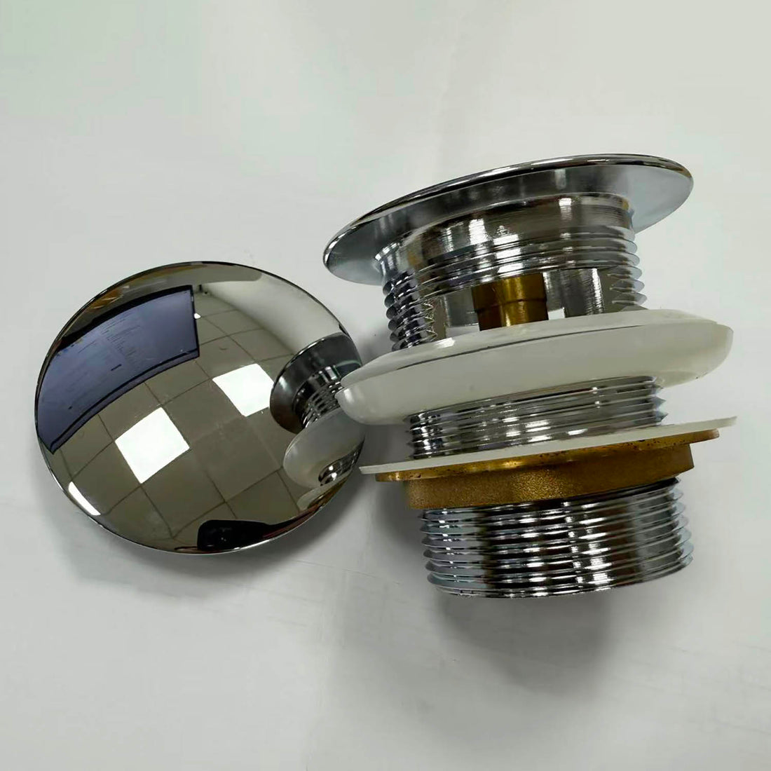 Chrome bathtub pop-up drain