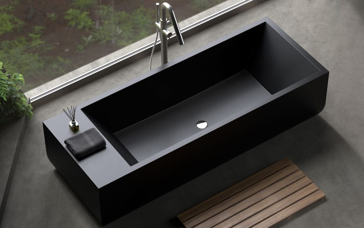Black rectangular bathtub with a very aesthetic line
