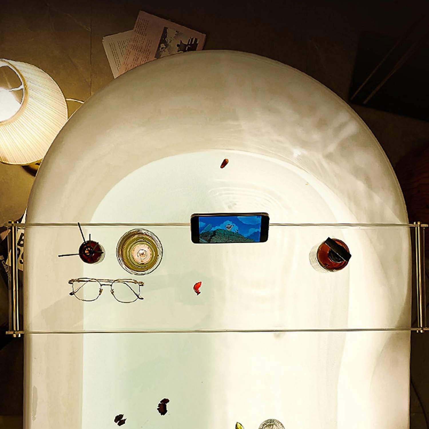 Bandeja de lujo transparente para bañera con asas doradas.